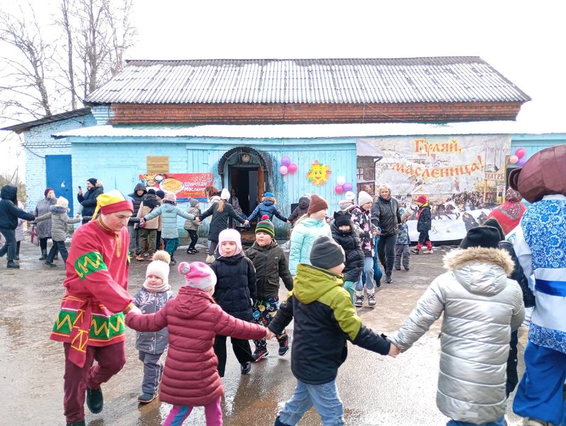 Жители Покровского водили хороводы, поднимали гирю и угощались блинами