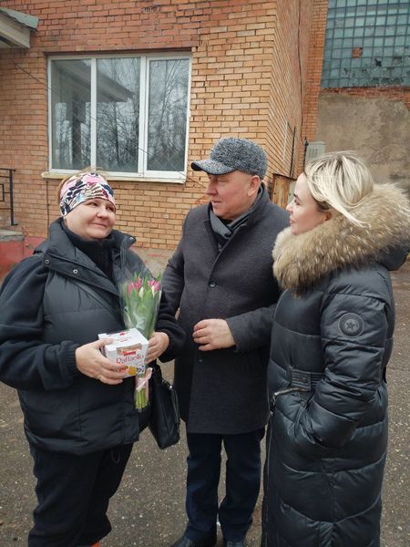 Партийцы поздравили мам и жен участников СВО с Международным женским днем